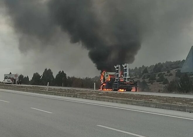 Beyşehir-Konya yolunda hareket halindeki çekici yandı